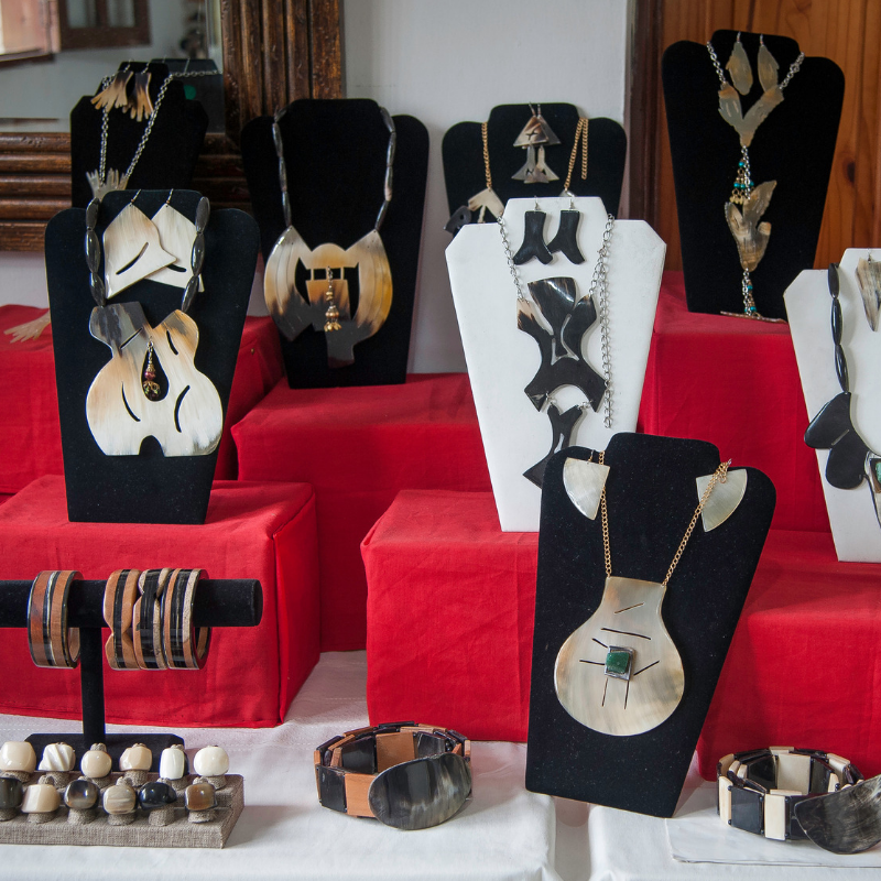 Cómo una diseñadora haitiana convirtió su actividad secundaria en una importante marca de joyería
